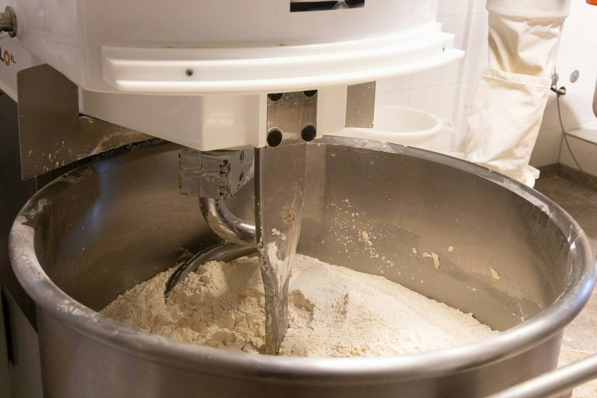 Comparison chart showing gluten development in hand-kneaded vs. machine-kneaded dough after 10 minutes