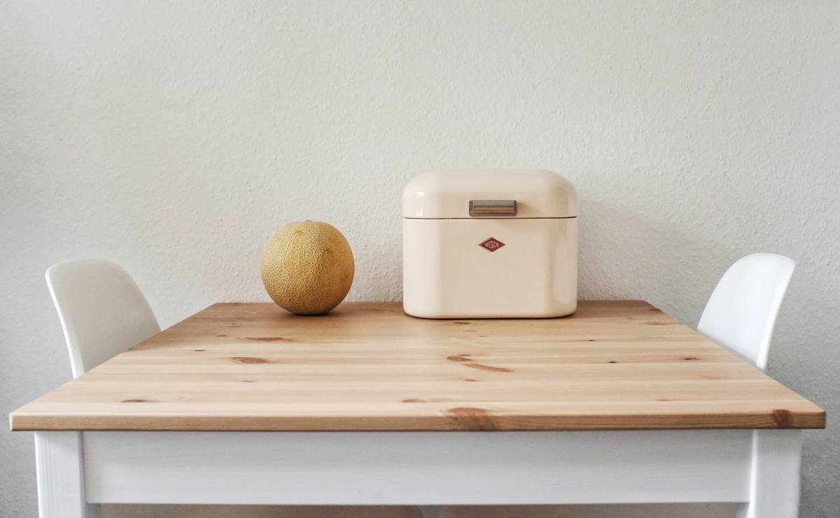 Comparison table: bamboo vs stainless steel vs plastic bread storage containers showing moisture control, airtight rating, best bread types