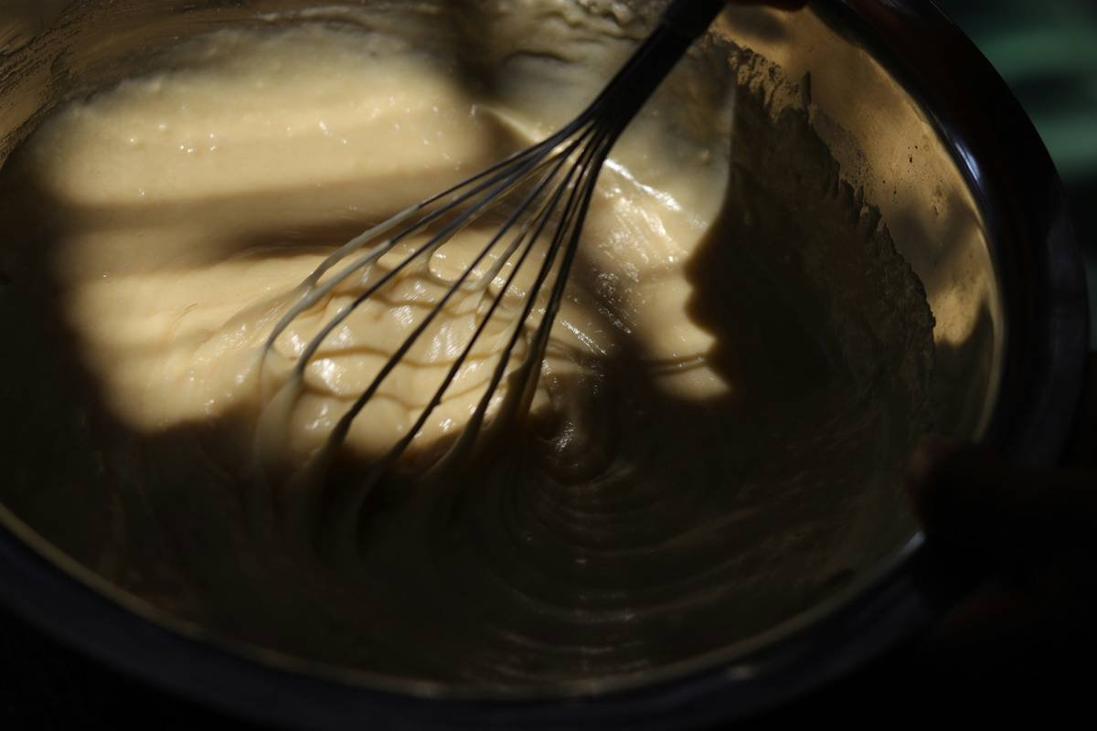 Diagram showing dead zones in bread machine mixing vs. spiral whisk coverage