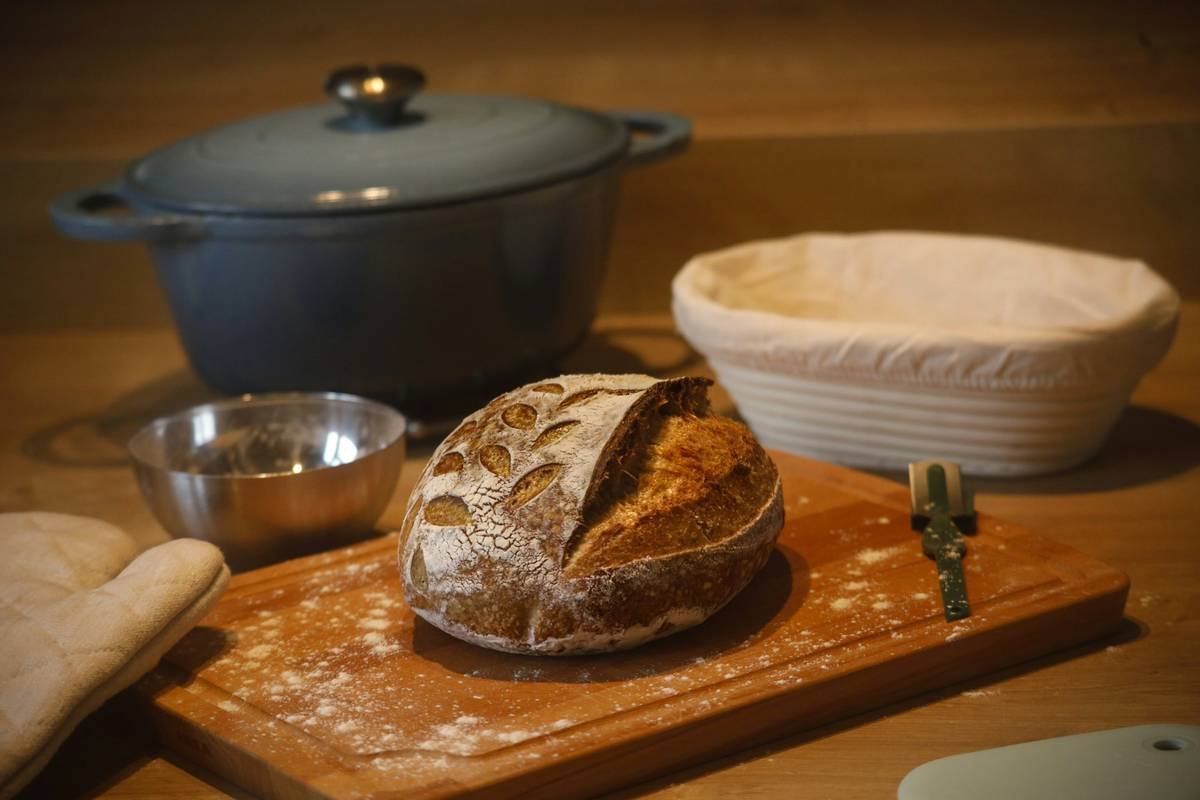 Infographic showing bread staling process: warm bread cools → starch retrogradation begins → moisture redistributes → crust softens or dries unevenly