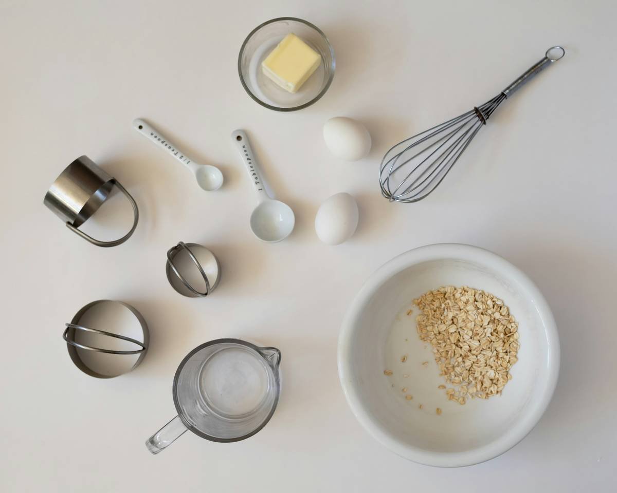 Infographic showing essential bread baking tools next to common mistakes like using kitchen shears instead of dough cutters