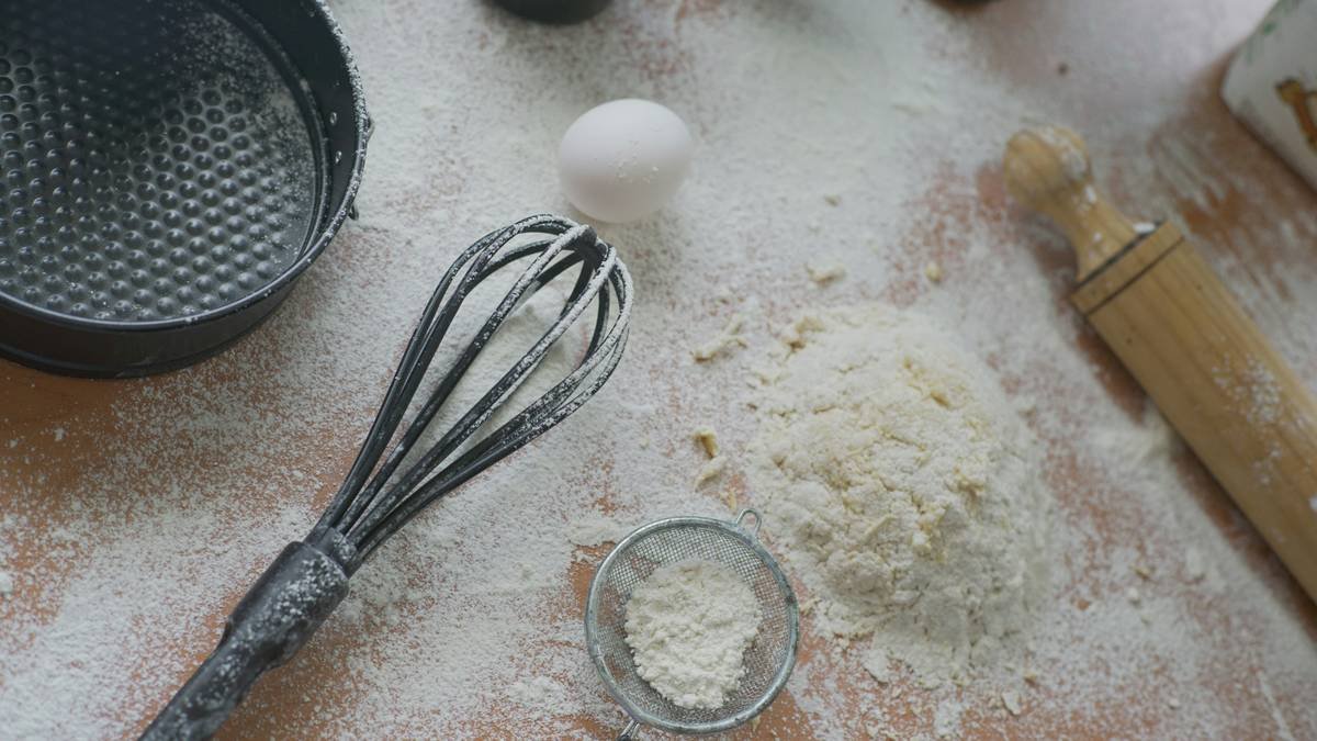 Infographic showing essential vs. unnecessary bread making tools with icons and usage frequency stats